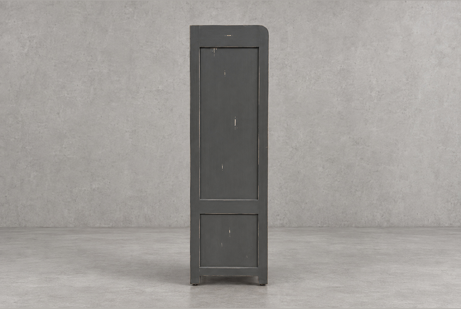 Bramble Hancock Storage Cabinet 展示架側面全身，灰色側板分上下兩塊框板，頂端是圓角