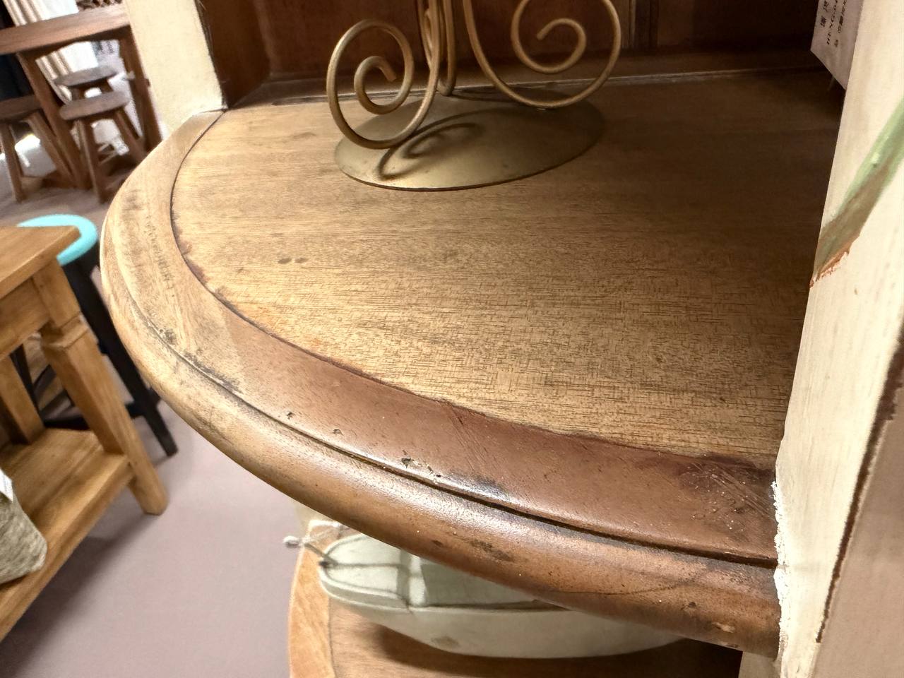 檯面木紋與圓弧收邊