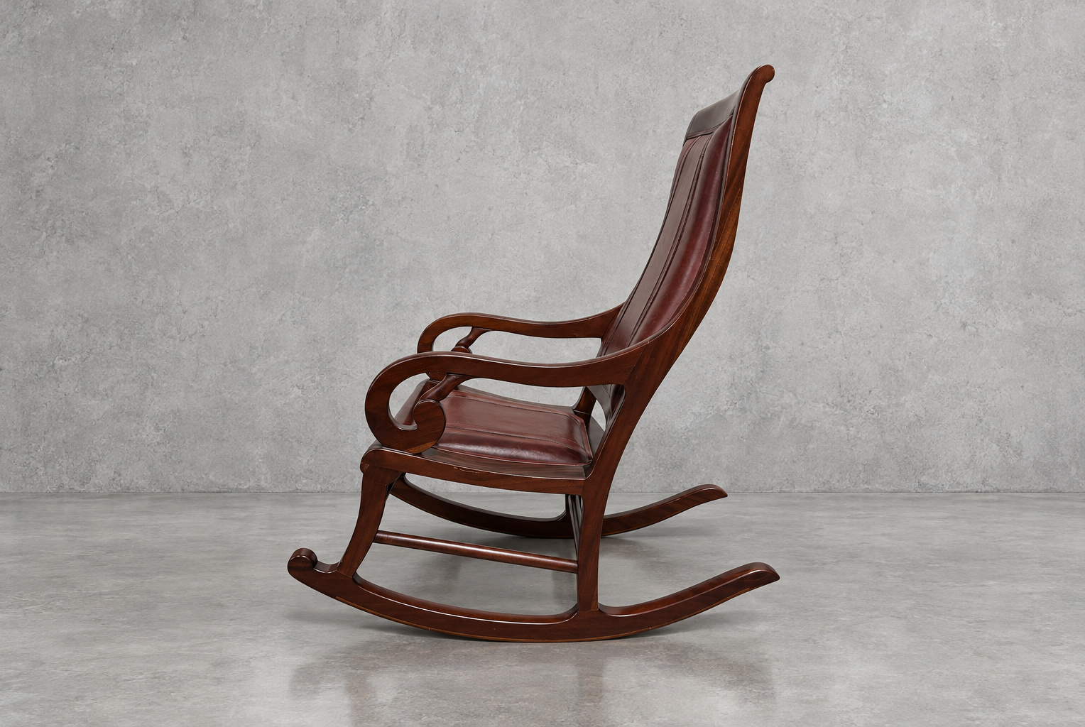 Well Rocking Chair 皮革搖椅側面，高椅背、扶手與前後延伸的搖腳