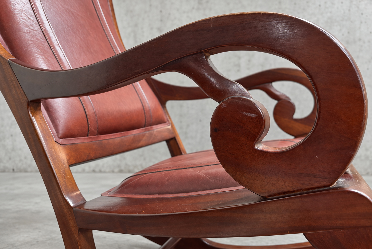 Well Rocking Chair 皮革搖椅扶手渦卷特寫