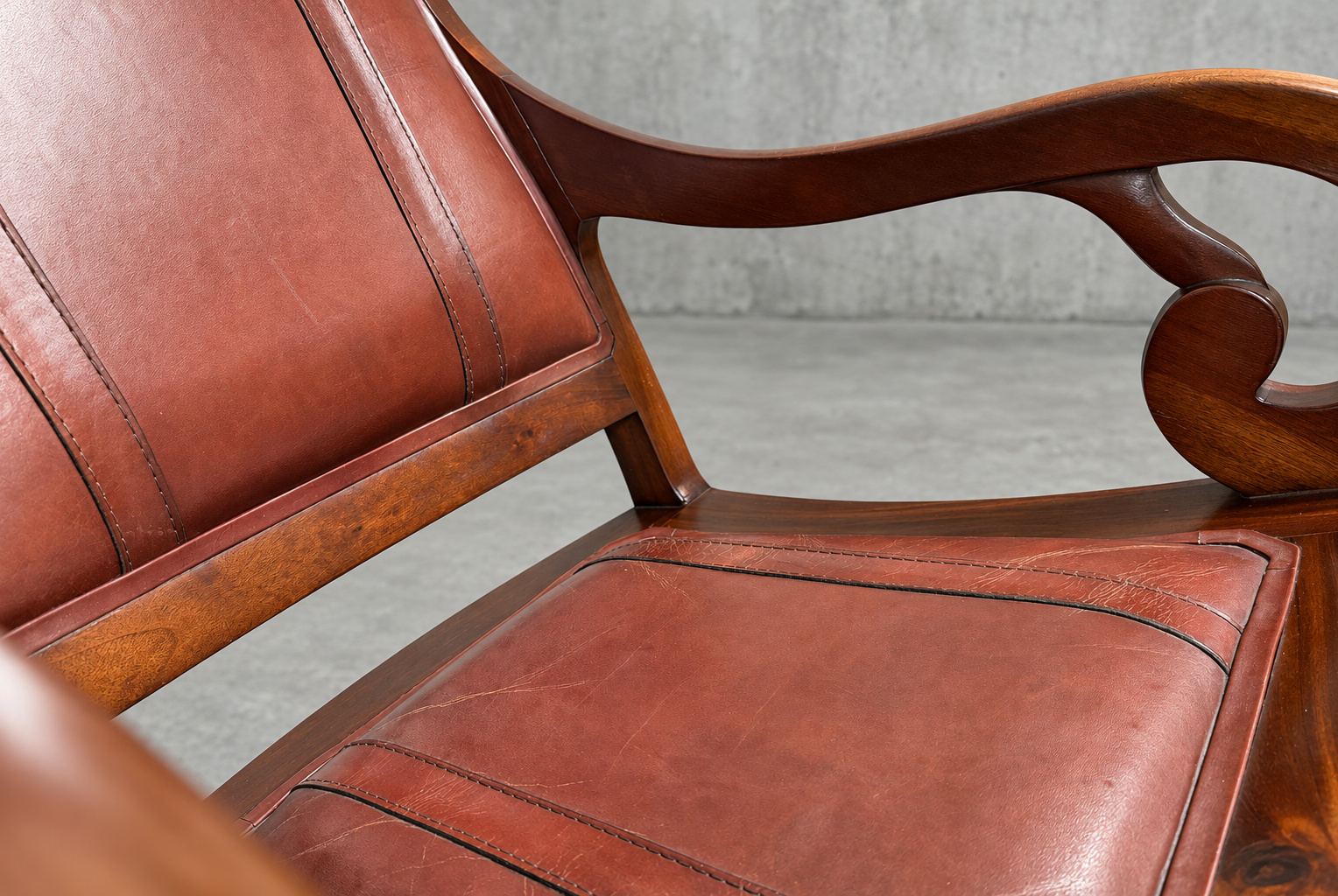 Well Rocking Chair 皮革搖椅座面與扶手特寫